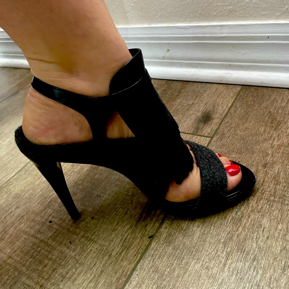 Beautiful Calvin Klein Fringe Open Toe Slingback Heel Sandals,Size 7, Black/Gray